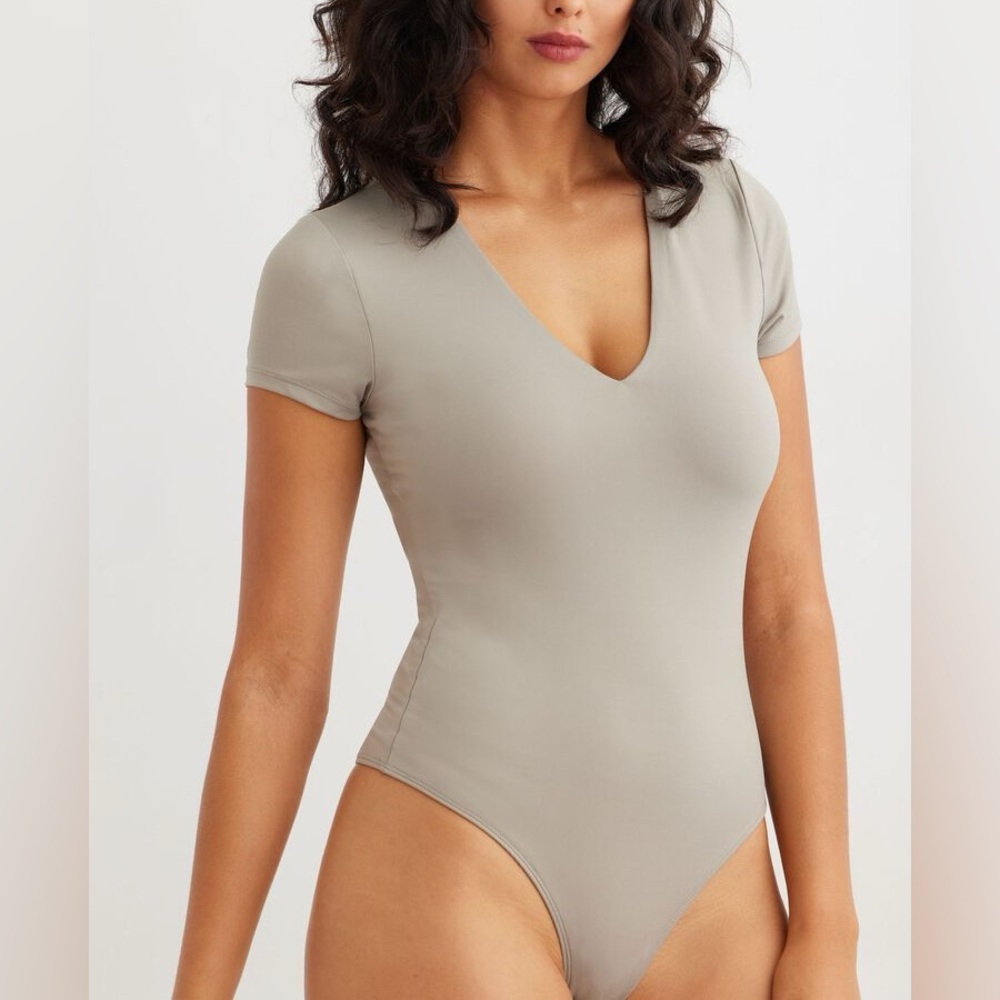 Dynamite Cassidy Sculpt Short Sleeve V-Neck Bodysuit‎ size Large